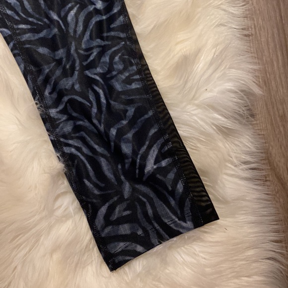 Juicy Couture Sport Black Print Capri Cropped Athletic Leggings Size Small NWT - Picture 4 of 7